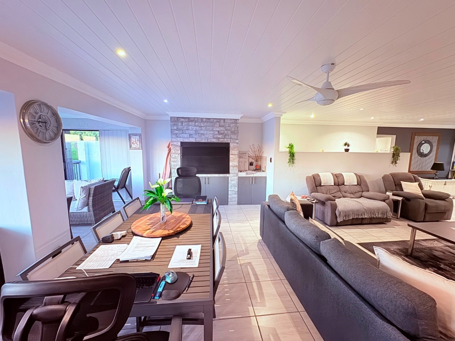 5 Bedroom Property for Sale in Reebok Western Cape
